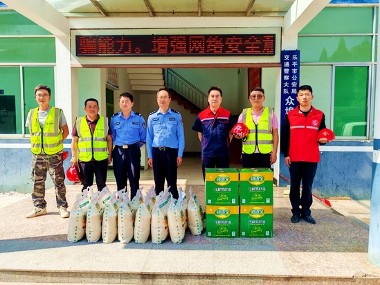 【社會(huì)責(zé)任】(第二分局)警企共建送溫暖 攜手護(hù)航平安路(攝影:梁紅宇).jpg